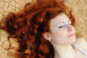 Jak farbować włosy henną? Najważniejsze zasady naturalnej koloryzacji