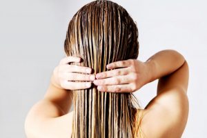 Humektanty, emolienty, proteiny – czego potrzebują Twoje włosy