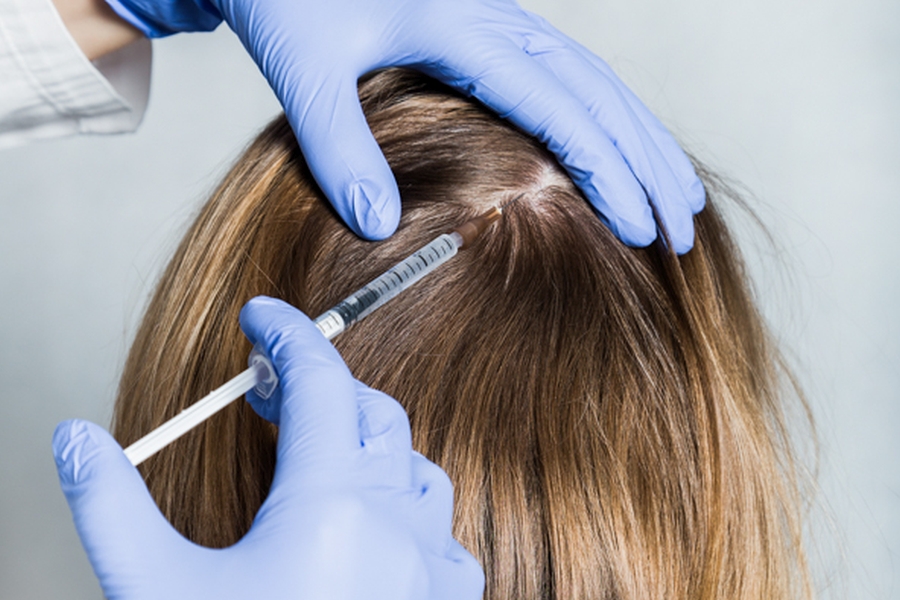 Profesjonalne zabiegi na włosy w gabinecie fryzjera lub medycyny estetycznej